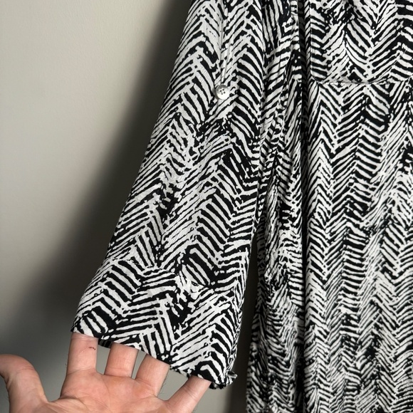 Blue Sky Black + White Abstract Geometric Tribal Long Sleeve V-Neck Blouse‎ 1X - Picture 2 of 13